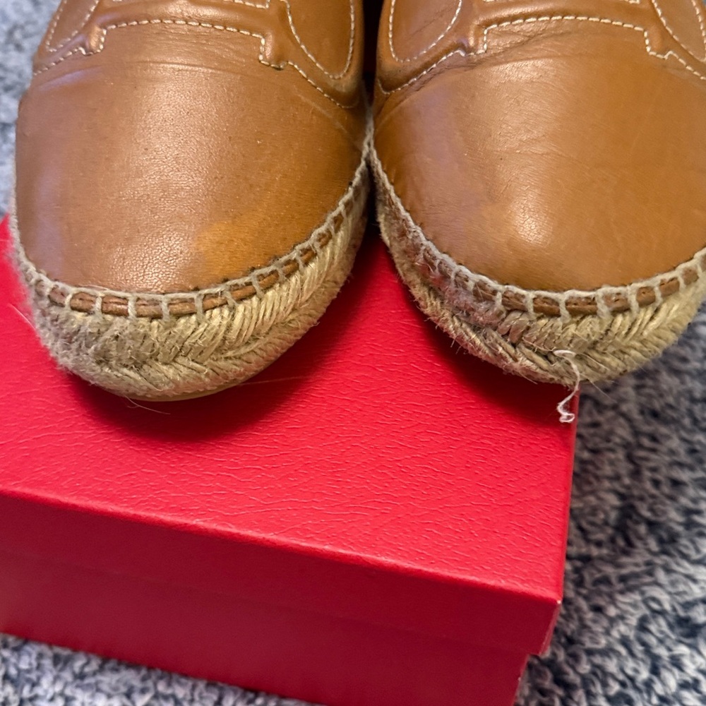Carolina Herrera Tan Leather CH Espadrille Flats with Red Lining - Picture 7 of 8